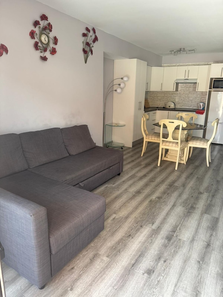 Las Americas 1-bed Apt, Sleeps 5, Pool, Parking
