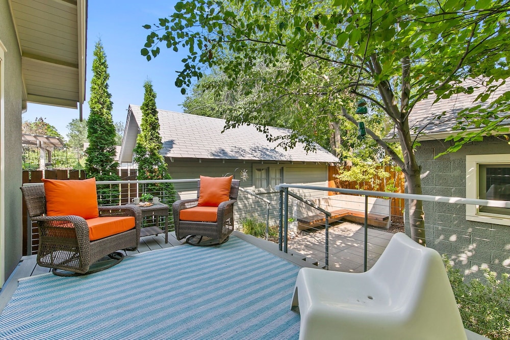 Maple Courtyard - Old Town w/ King Suite & Piano