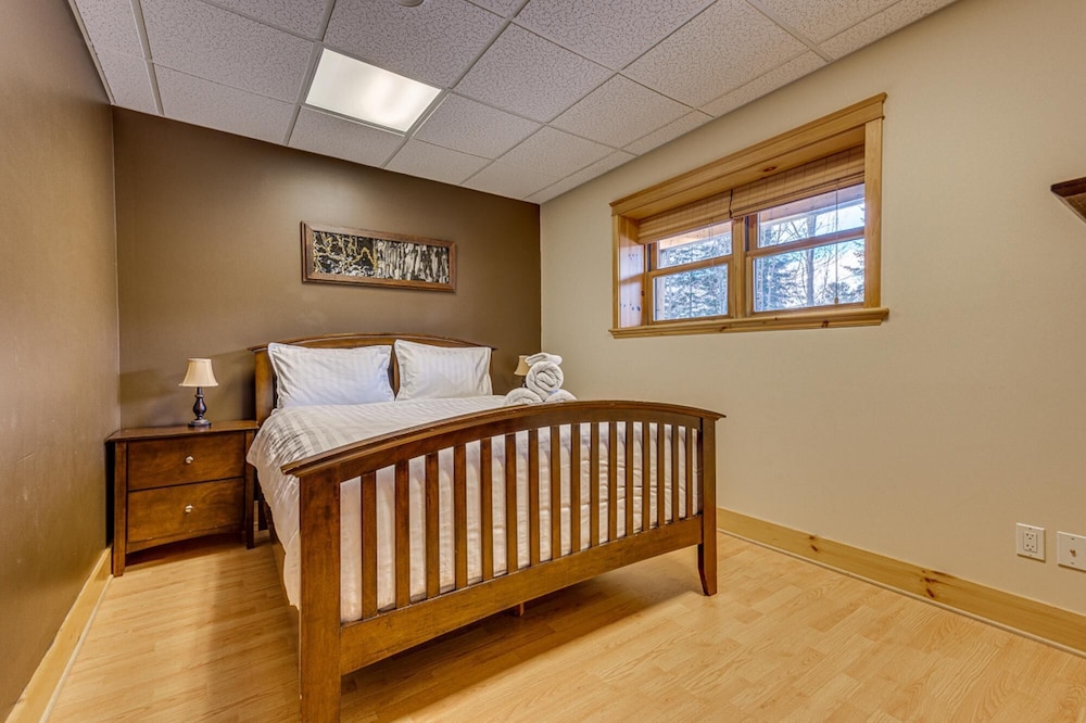 Grand Duc 74 - Gorgeous log Cottage With Private hot tub Heated Pool and Sauna