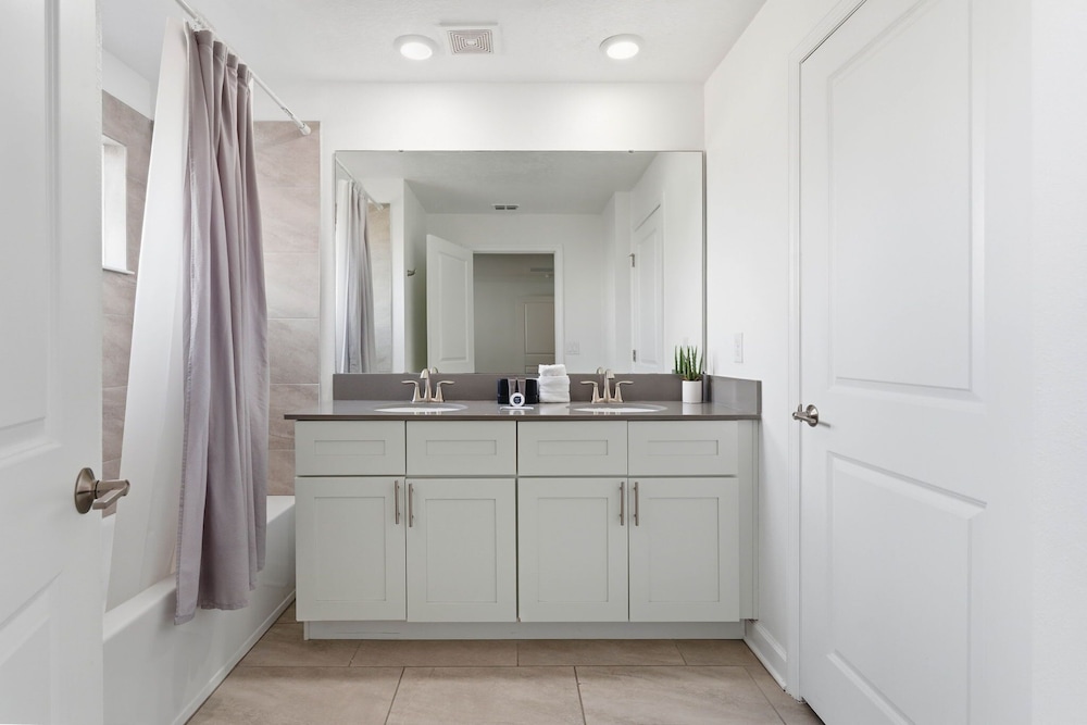 Chic 4BR Disney Retreat With Pool Mickey Rooms