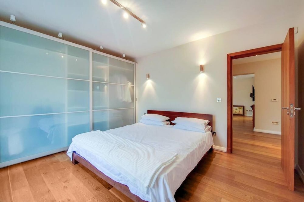 Amazing 2 Bedroom Apartment In Kensington view 4
