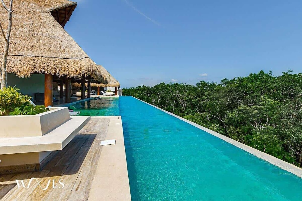2 Br. Roof W/infinity Pool + Jacuzzi Spacious
