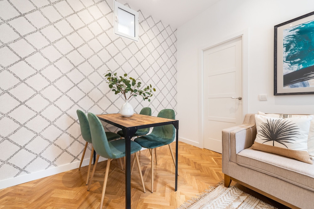 4pax. With 2 Bds. & 2 Bathrooms Next to Atocha Train Station view 5