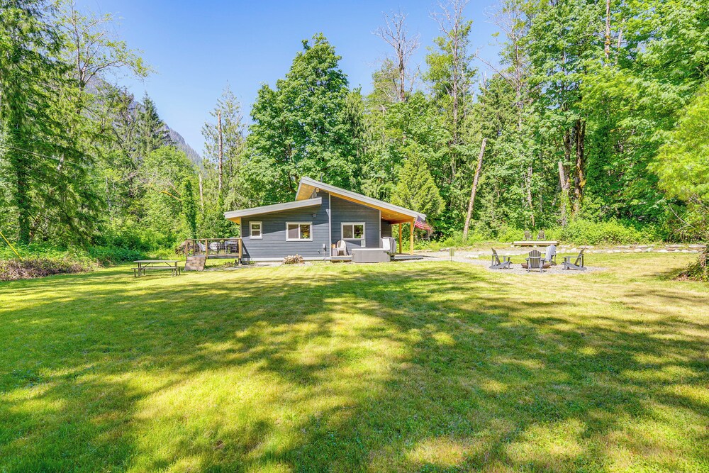 Deck, Hot Tub & Views: Sleek Getaway in Index!