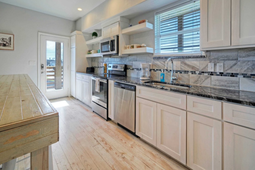 Sleeps 28 2 Homes w/ Boat Dock & Waterfront Pool Laguna Village Haven