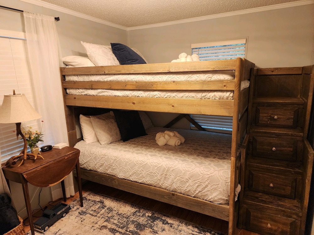 Twin Ponds Retreats 4 Bedroom Retreat by RedAwning view 5