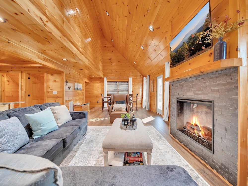 Bear Hug Hideaway 2 Bedroom Cabin