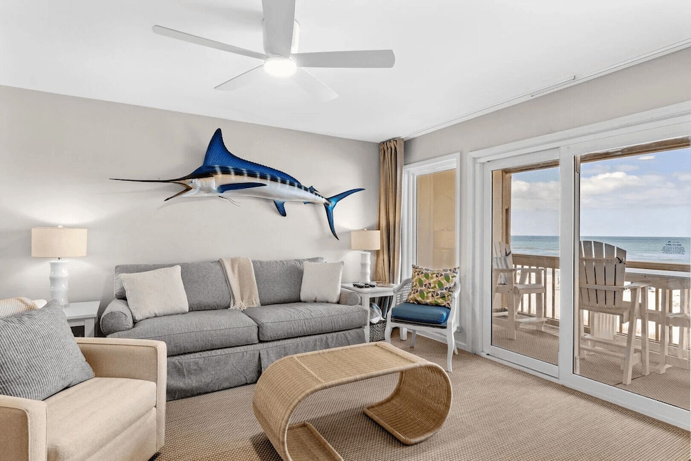 Blue Marlin by Avantstay Beachfront w/ Views, Pool Access, Beach Chairs