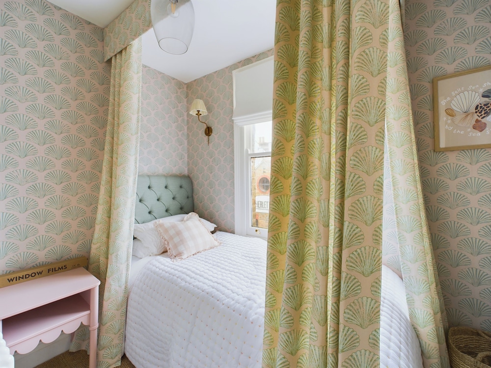 Seaside Cottage Retreat in Leigh-on-sea