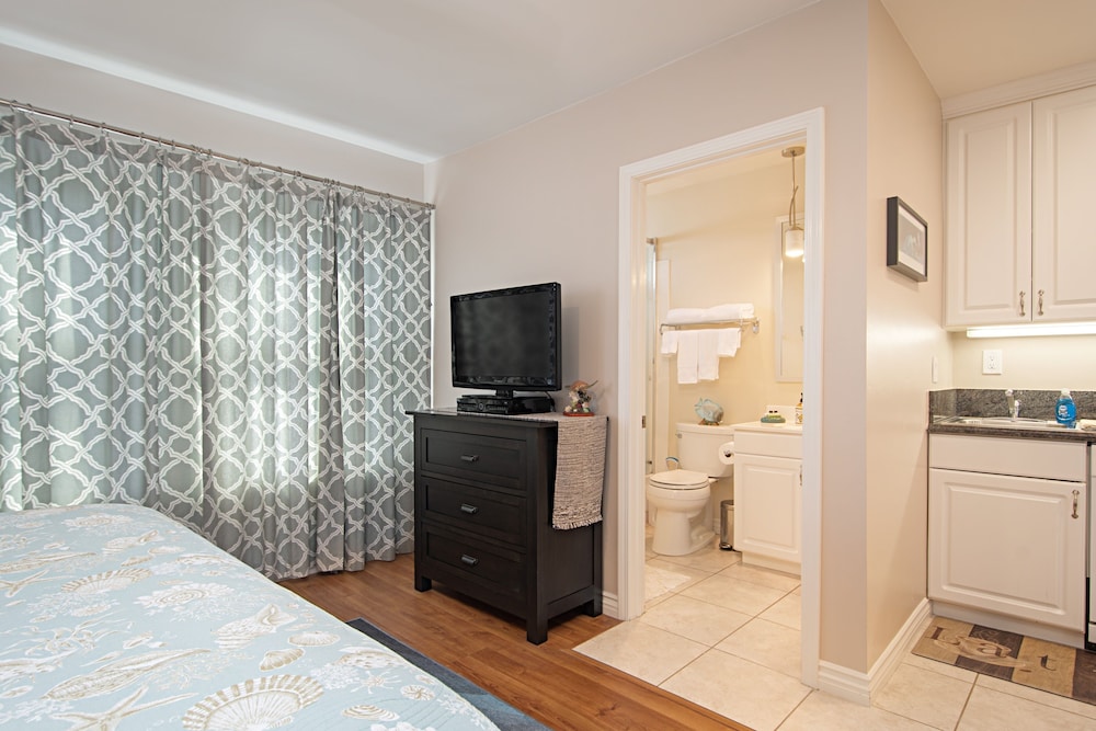 Huntington Beach Studio Blocks To The Beach And Downtown Studio Bedroom Apts by RedAwning view 5