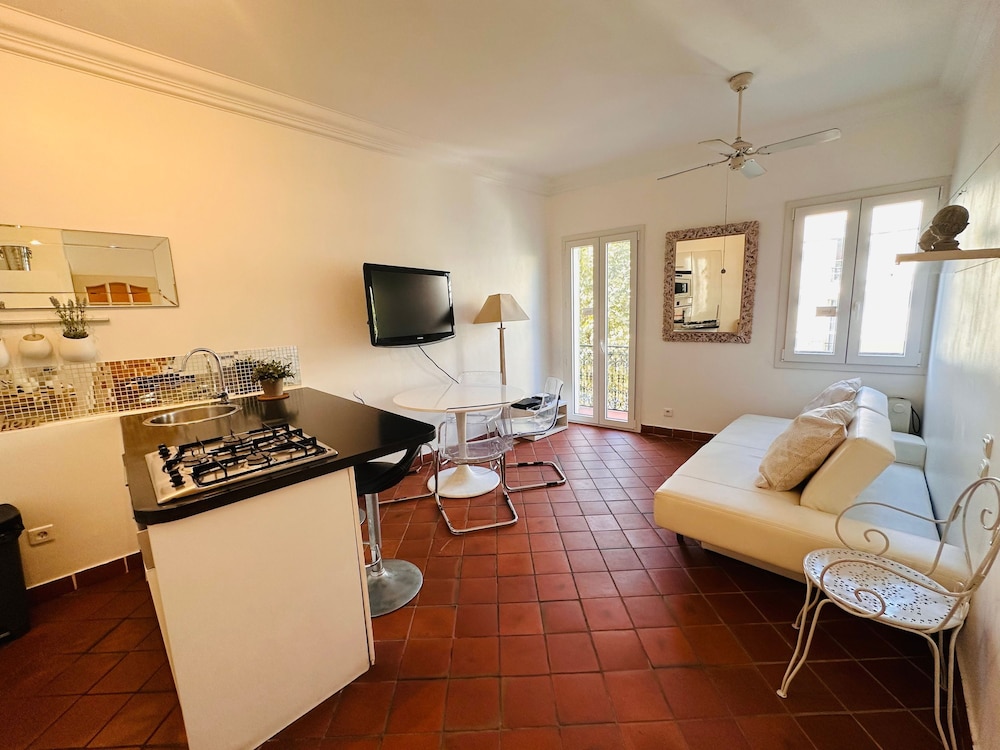 A Lovely Split Level Townhouse in the Heart of Cannes Next to the Marche Forville and the Palais - 1749