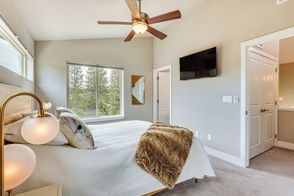 Walk to Dtwn: Fraser Retreat w/ Hot Tub & Views!