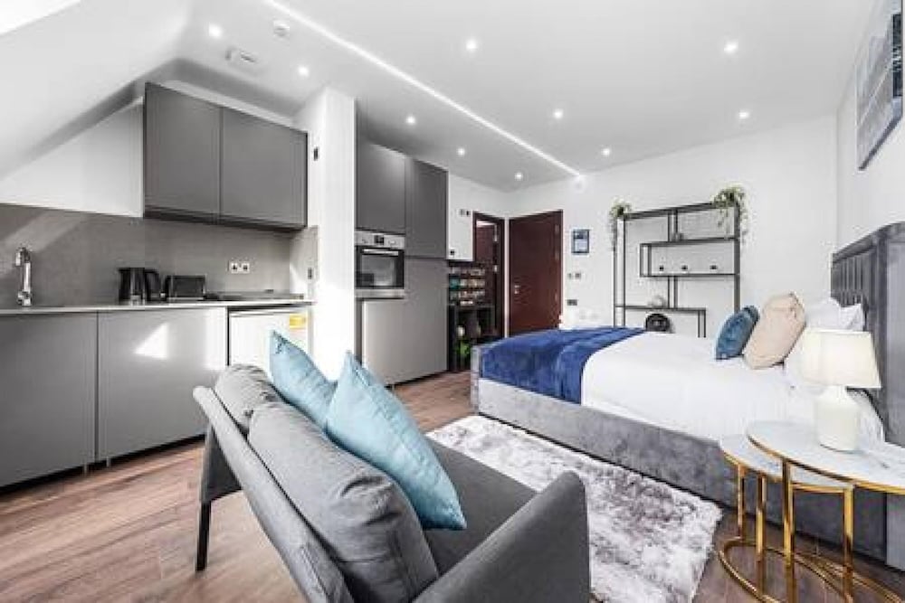 Stylish King Size Bed Studio Near Central London