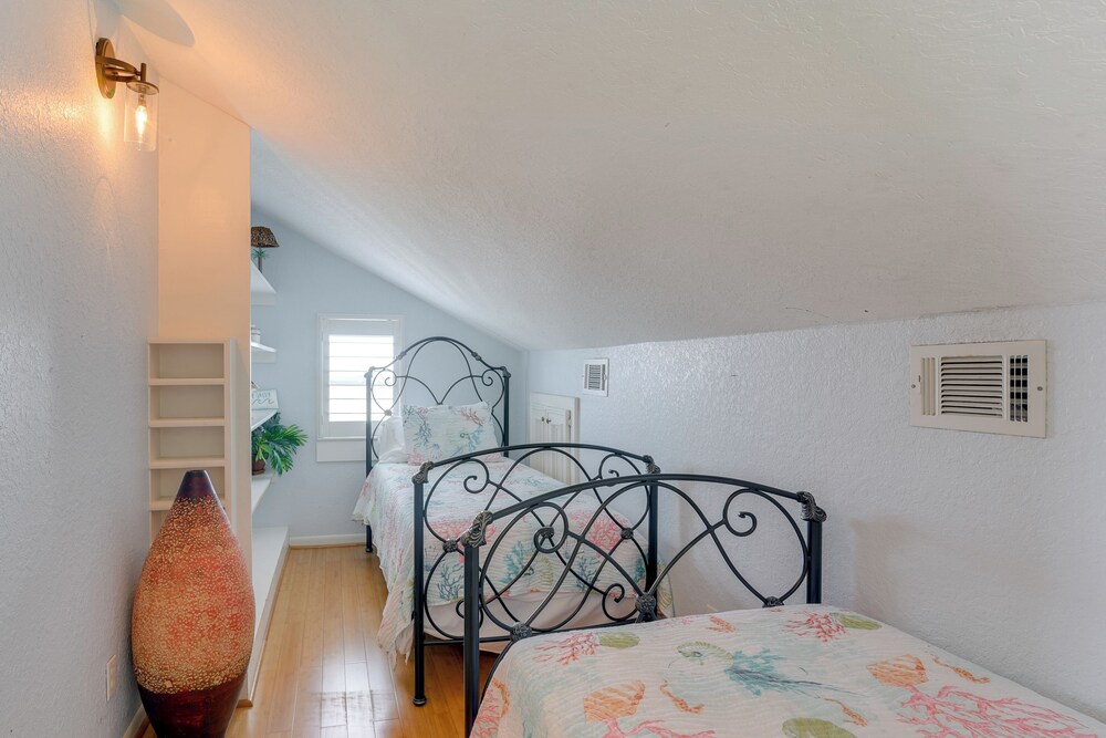 Boat Slip + Decks: Waterfront Gem Near Galveston!