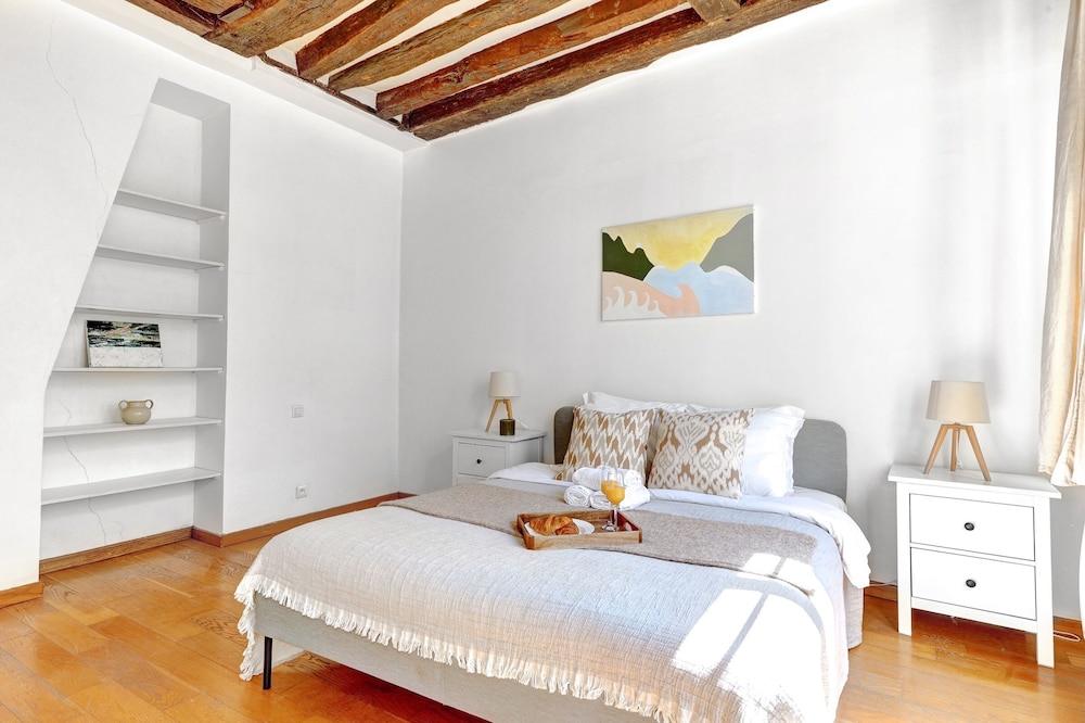 Charming 1BR Near Latin Quarter