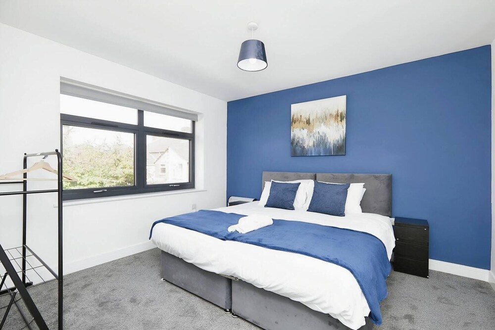 Modern 2 Bedroom House With Free Gated Parking view 4
