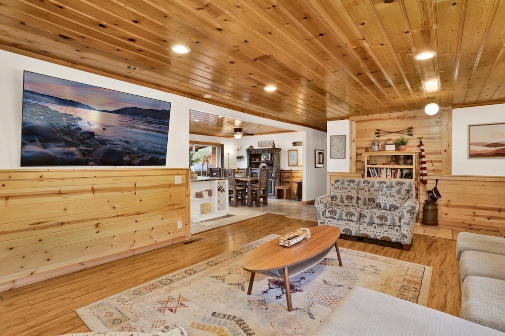 Entertainment Cabin #610