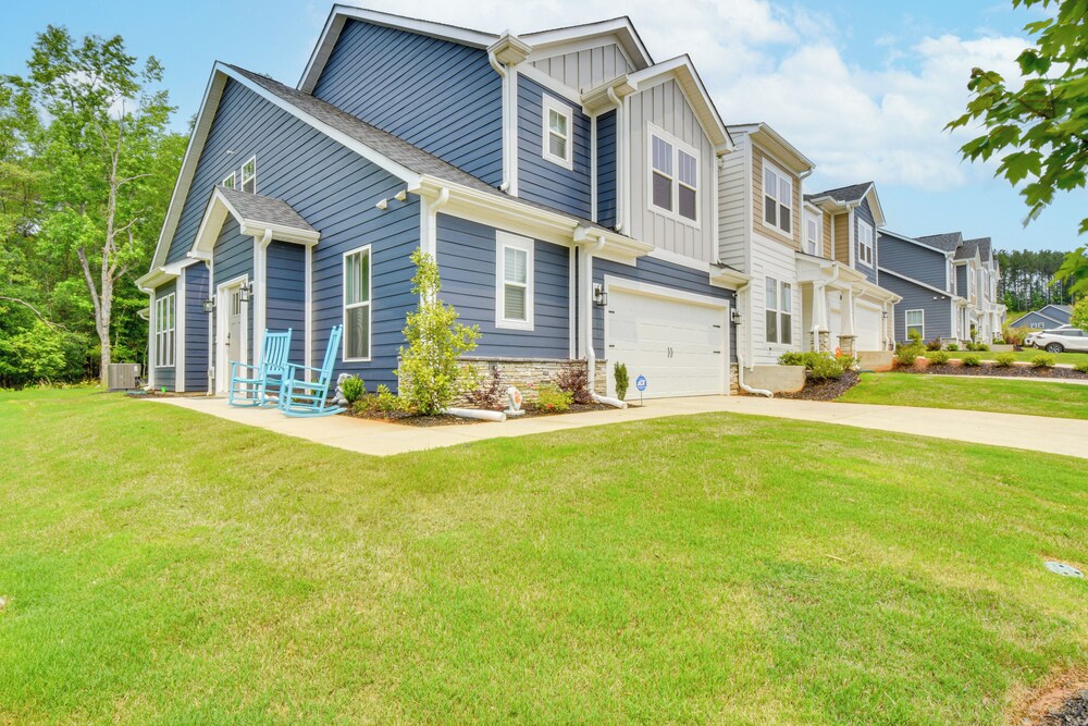 5 Mi to Memorial Stadium & Beach: Modern Townhome