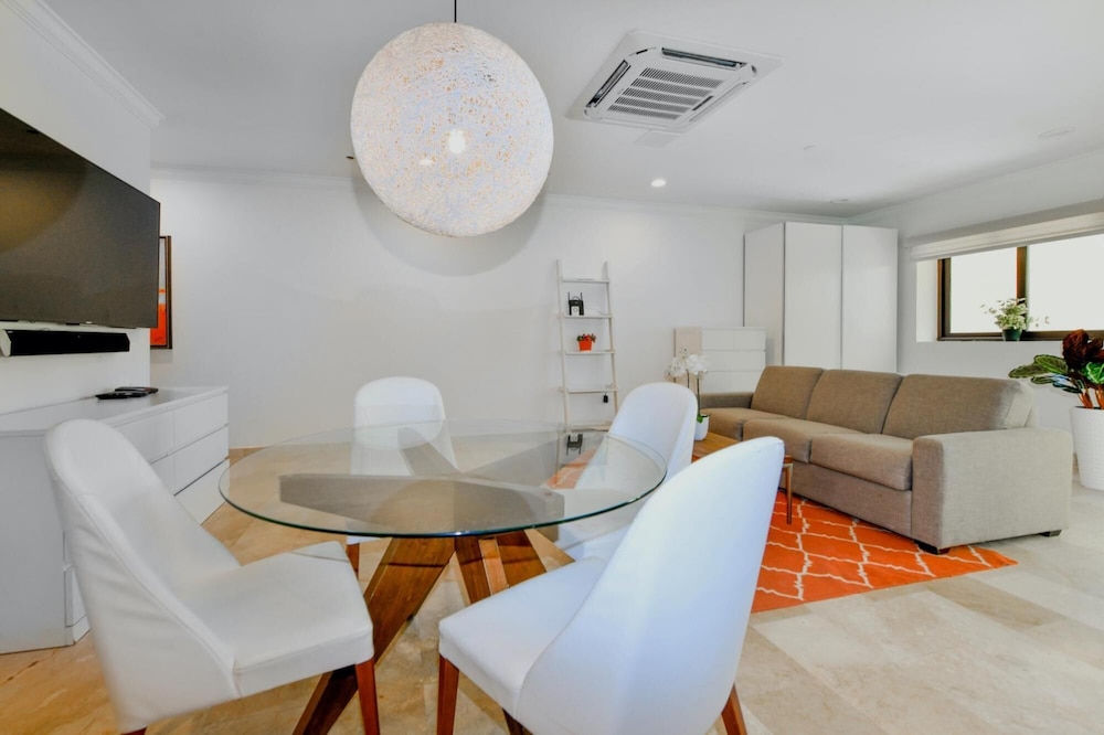 Amazing 1BR 2BA Condo Great Location w Pool GYM