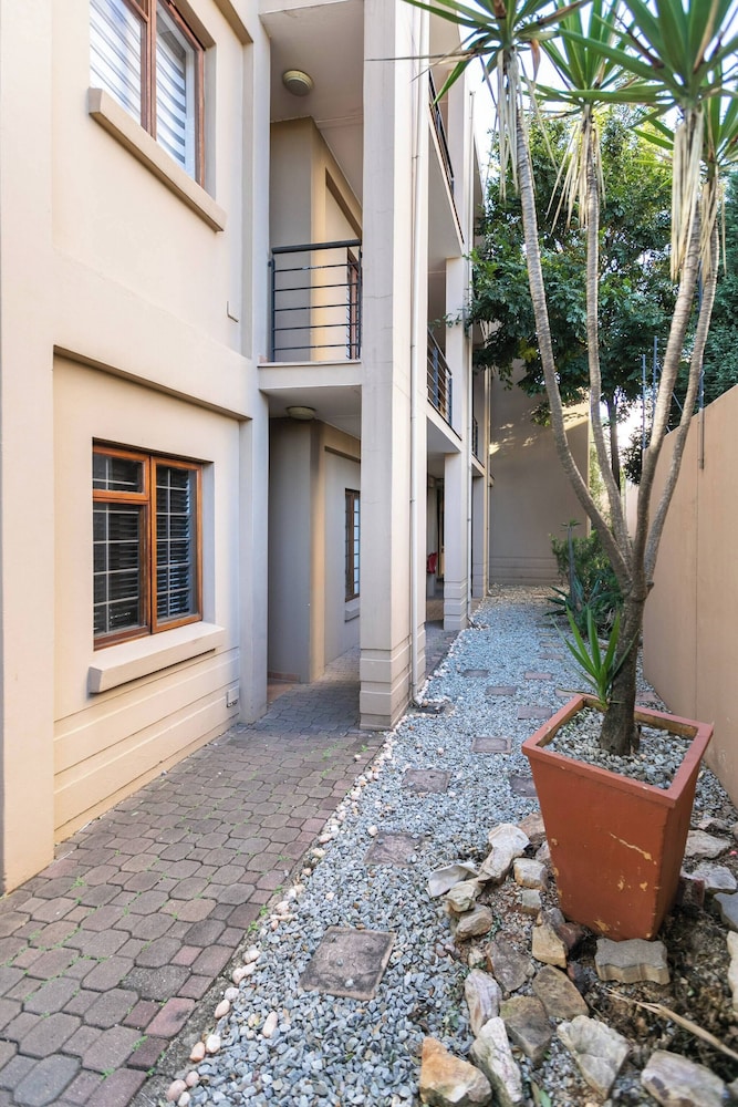 2bed in Sandton City