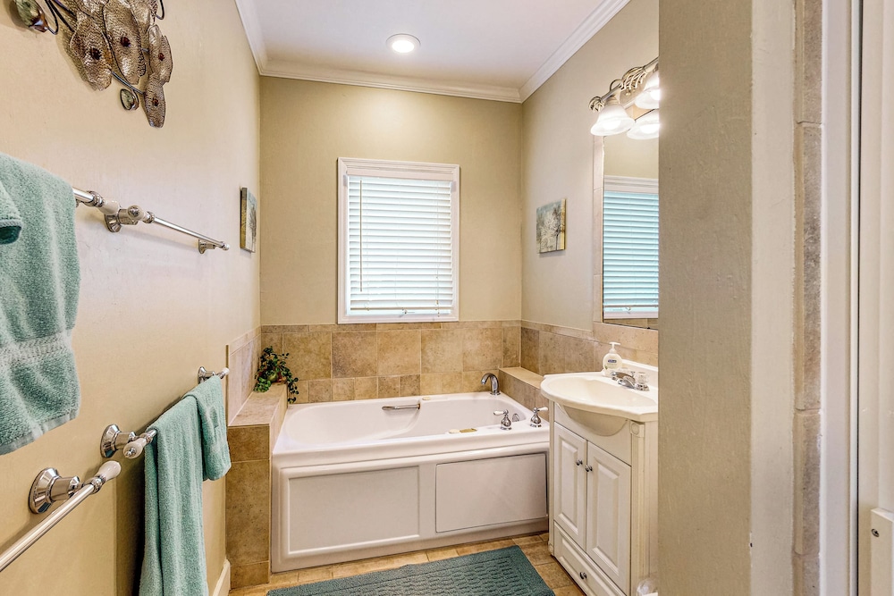 Charming Suwanee House and Bungalow!