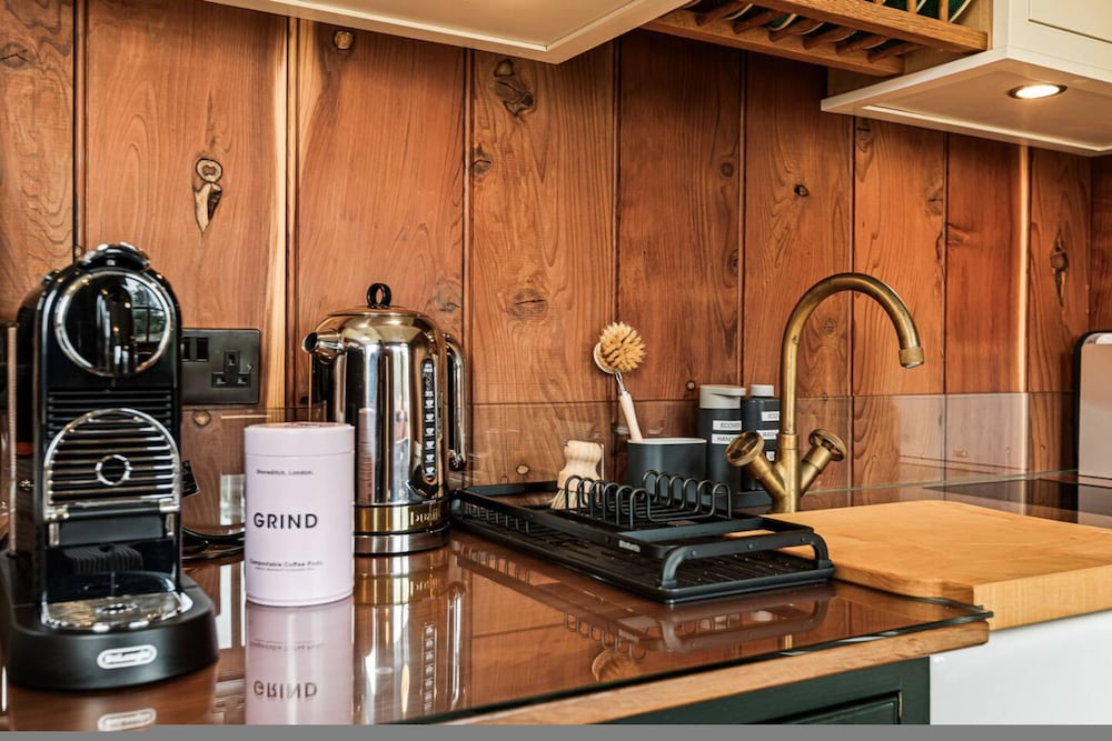 Drovers Hill at Stonor - Redwood - Shepherds hut