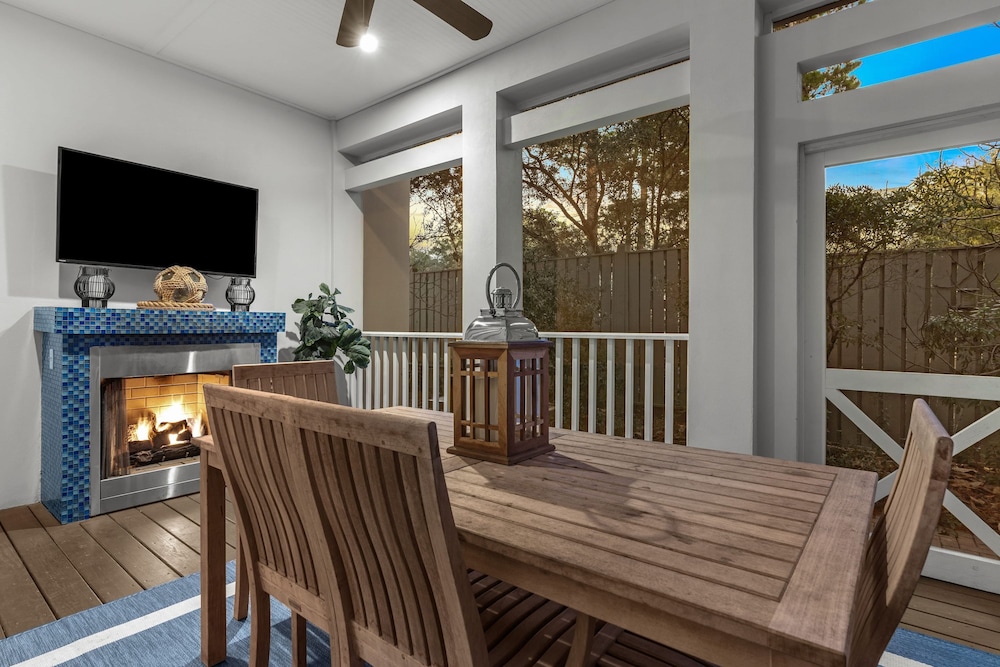 Seagrove Gardens Mins to the Beach Santa Rosa Retreat w Golf Cart A Design