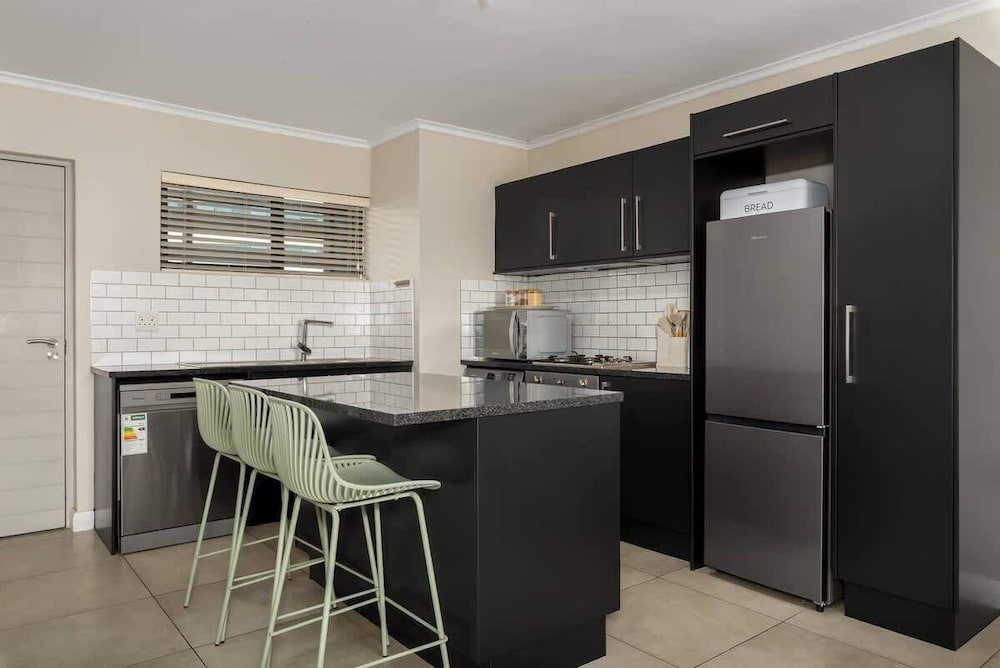 Modern 2 Bed Century City Apartment, Pool + Braai