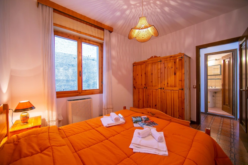 Compass Rose 4 Bedroom Home by RedAwning