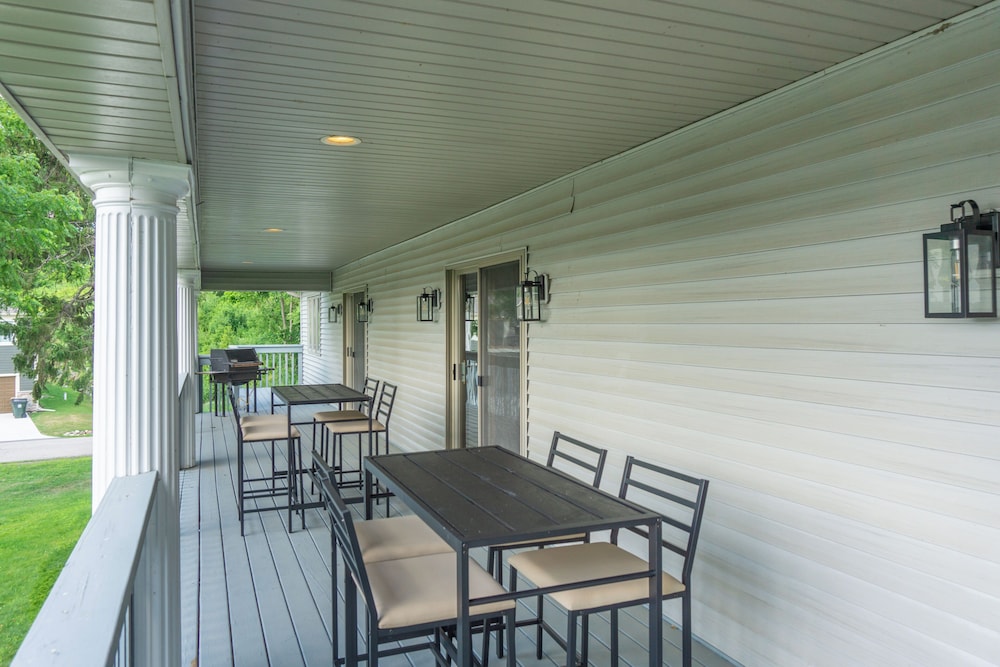 Lake Mary View: Pickleball Paradise Penthouse Unit