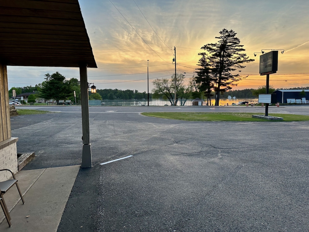 Aqua Aire Inn & Suites