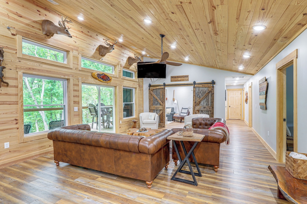 Relax on the River: Modern Mountain View Escape!
