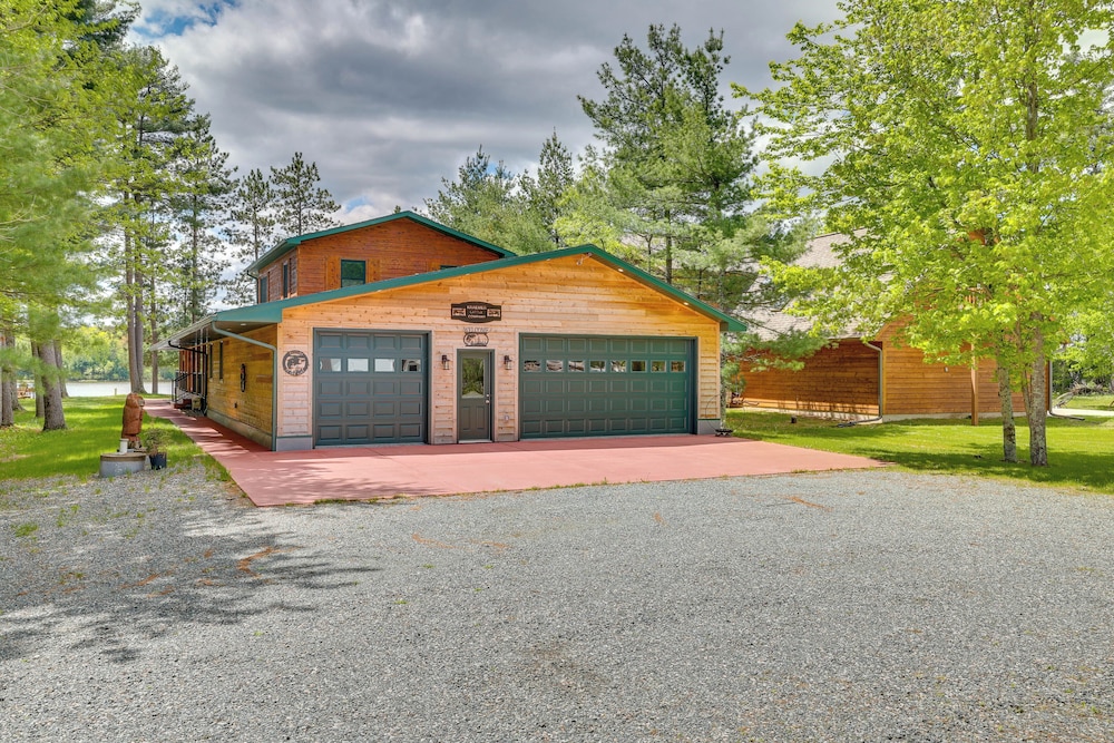 Gorgeous Lake Arbutus Getaway w/ Dock & Boat House