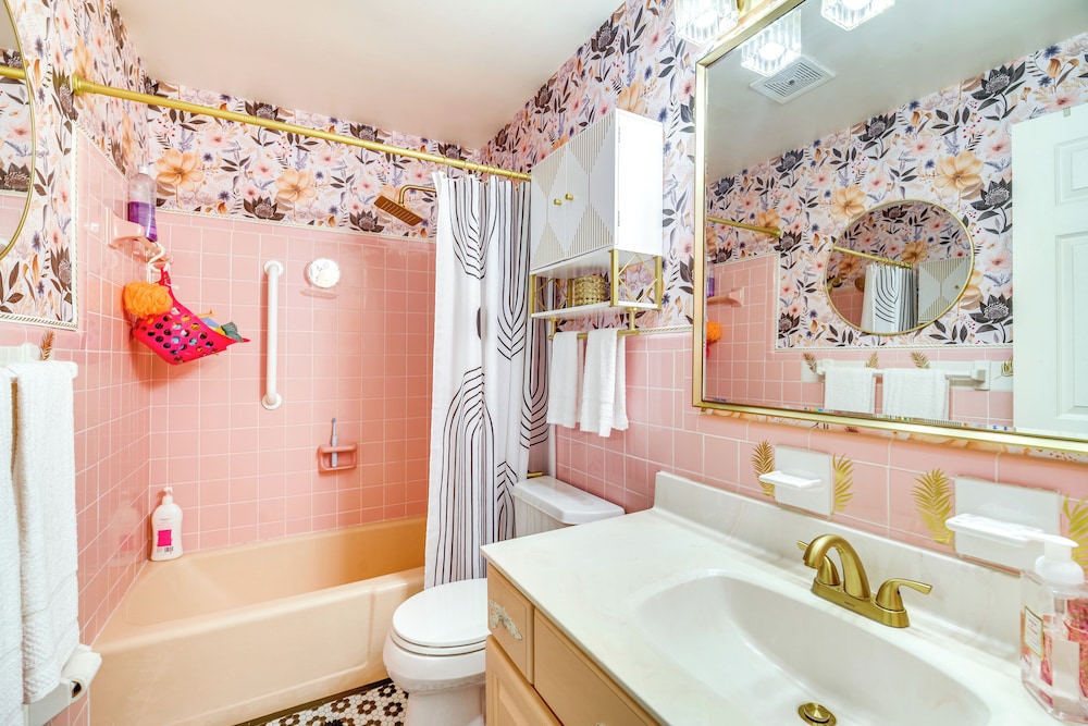Centrally Located Cocoa Beach Haven: Walk to Shore