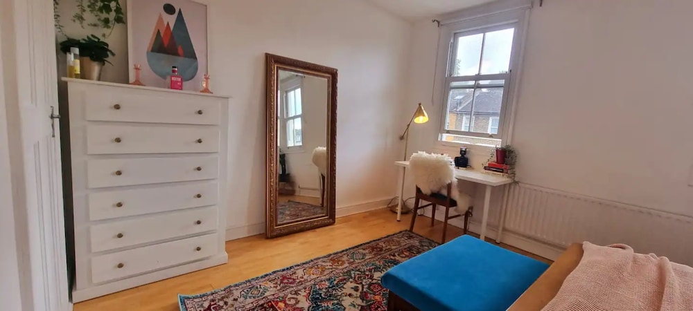 Stylish 3 Bedroom Townhouse in Brockley With Large Garden