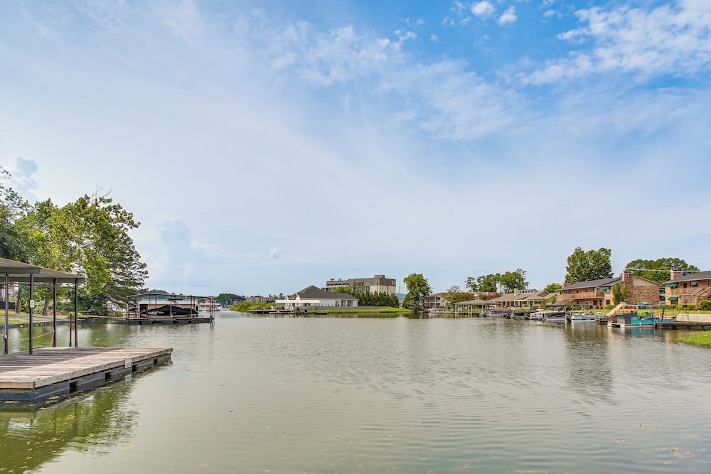 Townhome Near Lake Hamilton & Race Track!