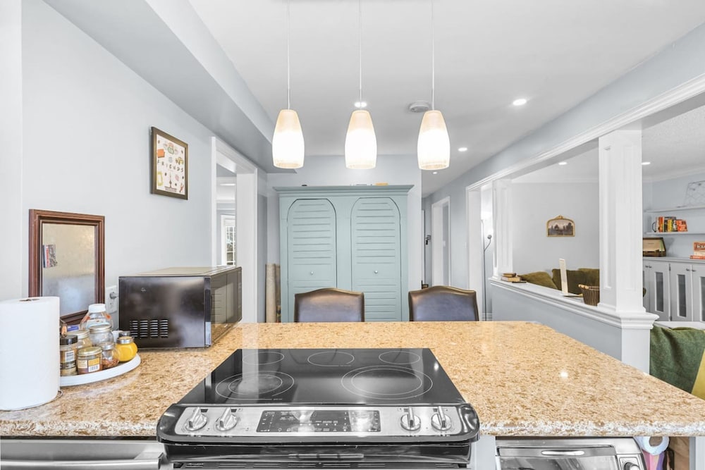 Stylish 3BR Whitby Home in Prime Location