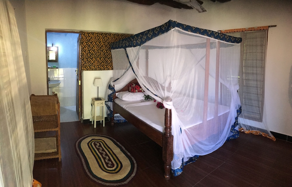 Zanzi Rest bungalows view 4