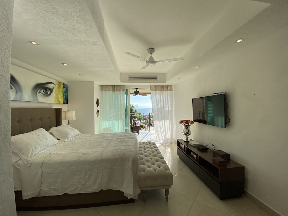 Beachfront Grand Venetian condo view 4