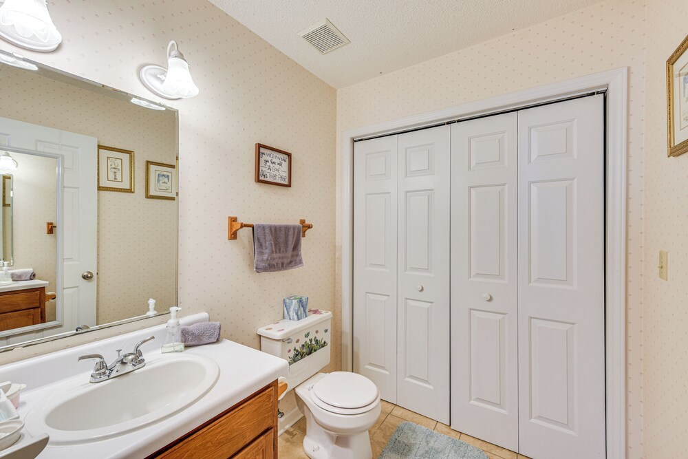 Cozy Couple's Getaway w/ Private Yard in Cameron
