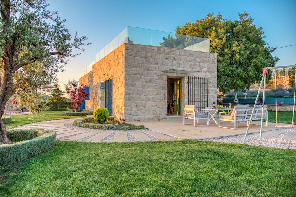Red Oak House With Garden & Terrace in Assia, Batroun