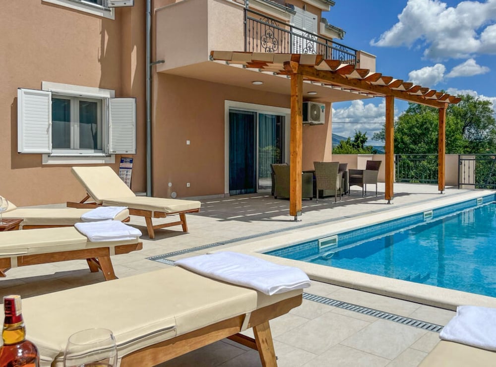 Villa Maria With Outdoor Pool