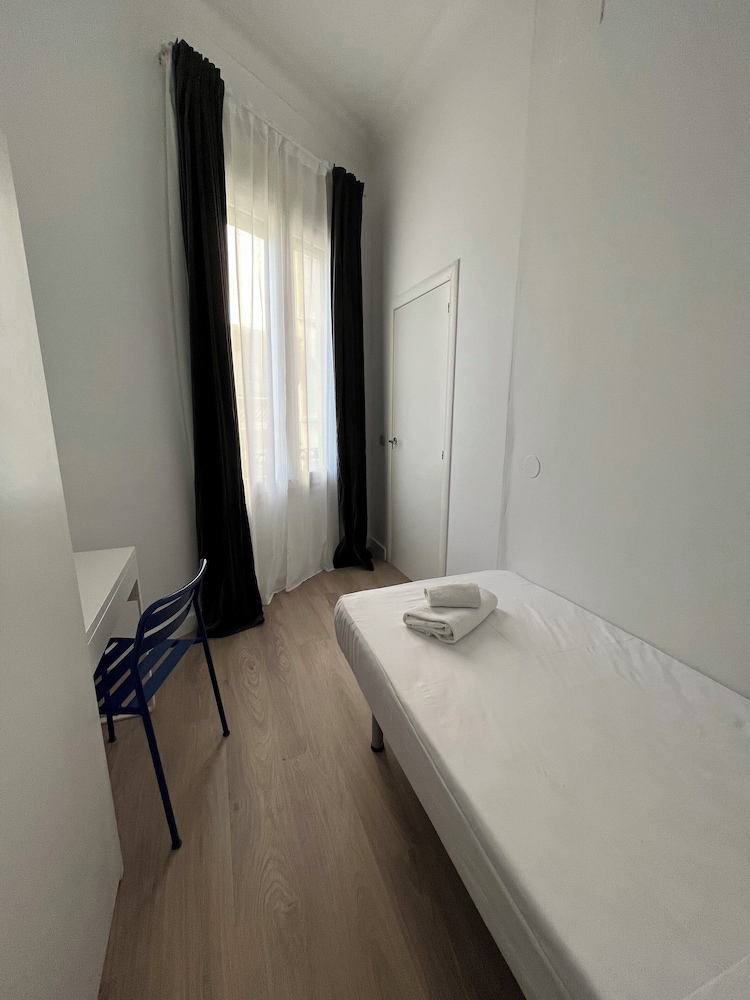 Apartamentos Express by gaiarooms