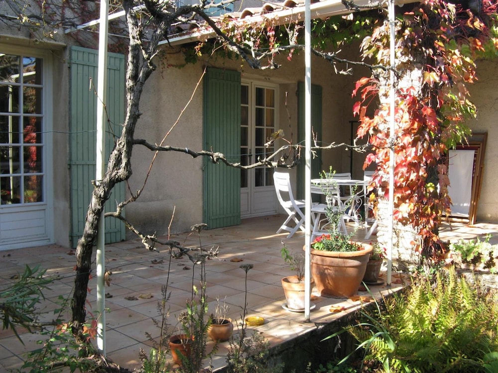 Clos Sainte Garde en Saint-Didier — balance & terrace