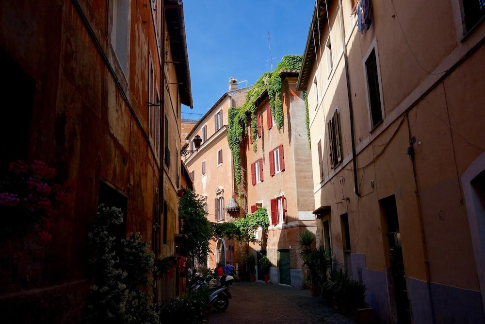Rome With a Garden Delightful 1 Bedroom Apartment With Private Garden in Historic Trastevere — Rome photo 4