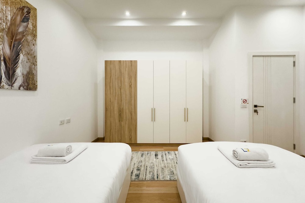 Posh & Panoramic 2bdr Rooftop 5 Min To Airport