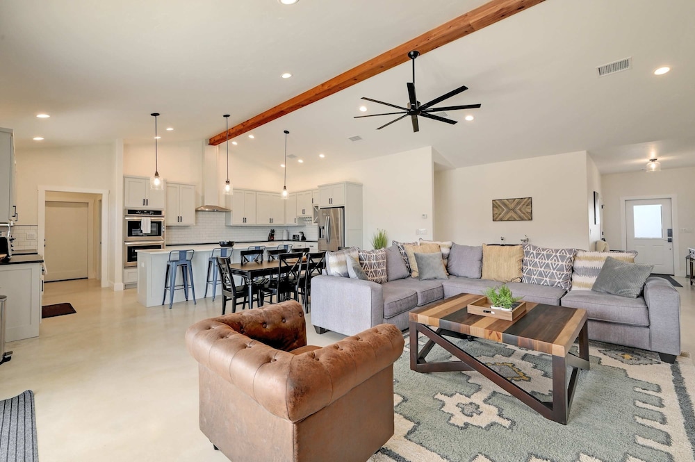 Secluded Hill Country Getaway Stunning Views Fire Pit 15 Min to Main Street 12 Guests