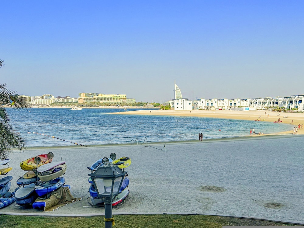 Short-stay at Al Haseer - 4 Beds Palm Holiday Apt