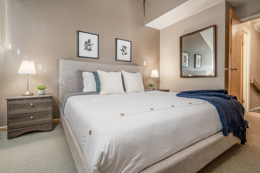 CENTRALLY Located 3-Br Home | TRUE Ski In/Out | FREE access to Pools & Hot Tubs - Image 2