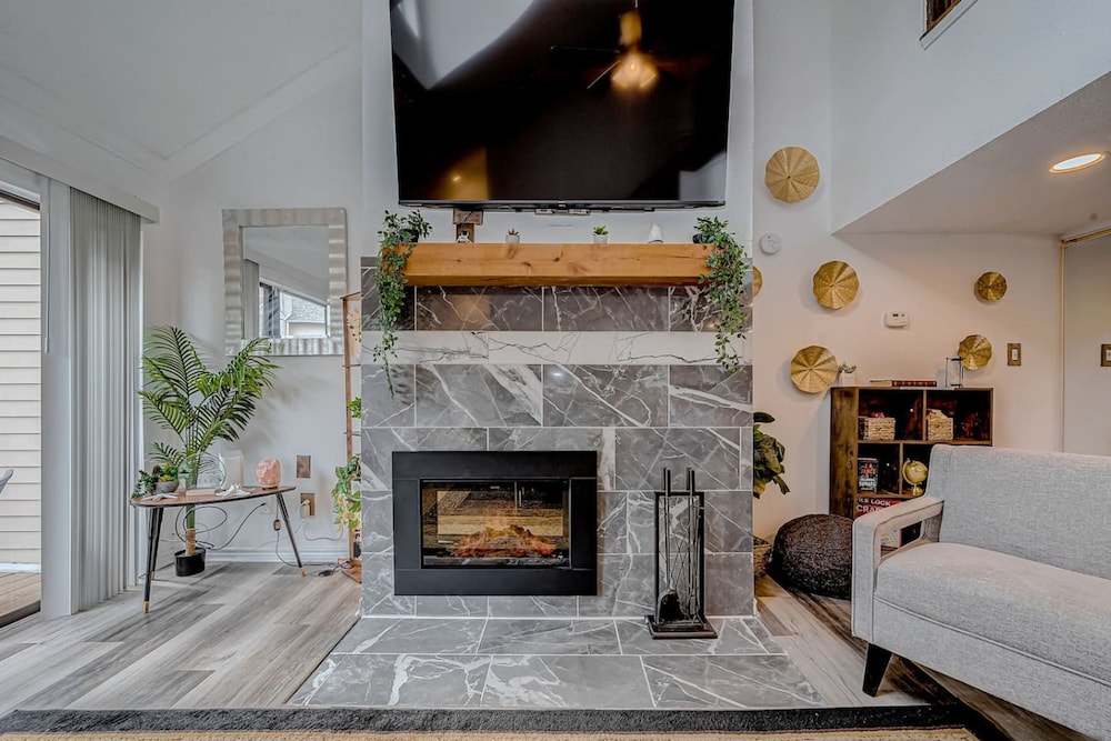 Upscale 1BR Condo in Med Center